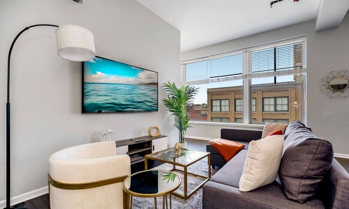 Downtown Kansas City Apartment | Chic 2BR Near Arrowhd & TMobile Parking, Rooftop