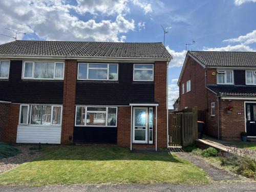 Grasby House | Chic 3-Bed Family Home in Quiet Cul-de-Sac