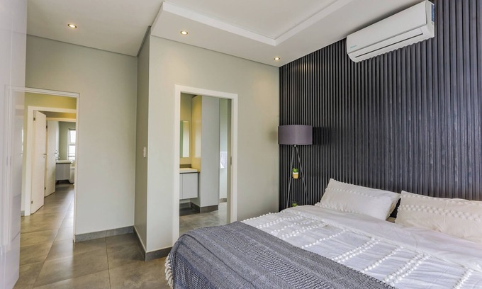Greater Johannesburg Metropolitan Area Apartment | Chic 3-bedroom apartment with WiFi, AC in fabulous Sandton