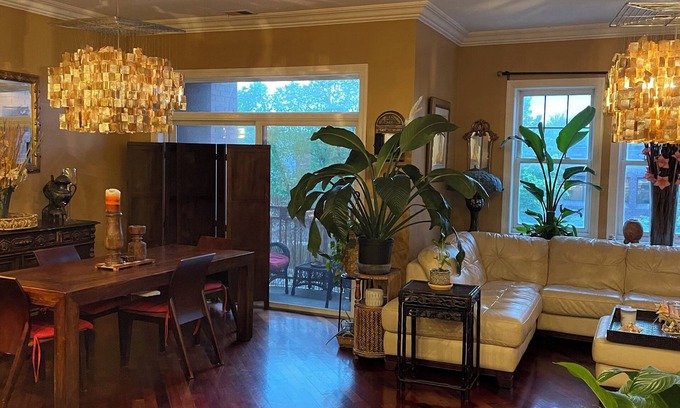 Oakland Condo | Chic 3-bedroom condo in North Kenwood, Hyde Park with Elevator!