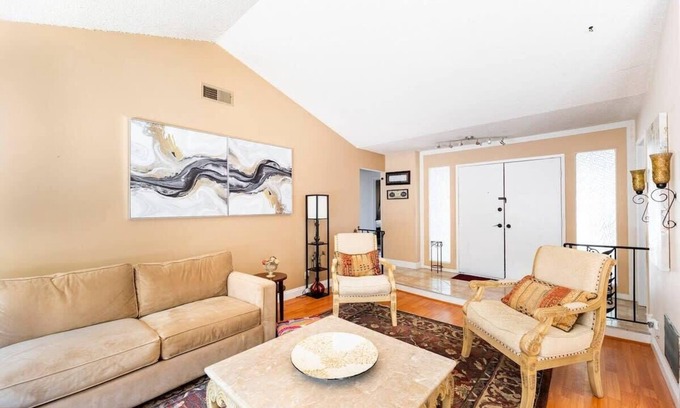Southeastern Sacramento House | Chic 3BR,2B Haven near the River