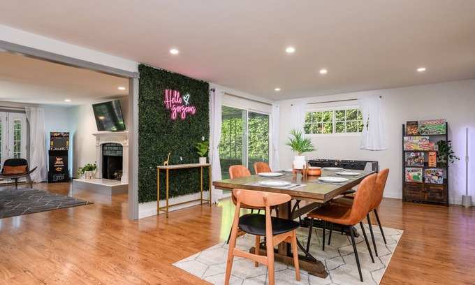 Fullerton House | Chic 4BR Entertainer / Arcade / CLOSE to Disney
