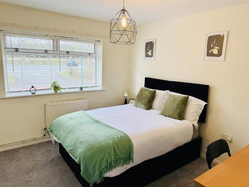 Bramcote House | Chic 4BR House - Lace Market, Uni, QMC, City Centre & M1 - Sleeps 8