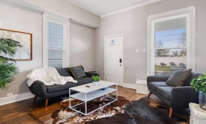 Fountain Square House | Chic 6BR Retreat:10 beds 3.5 Baths for Groups