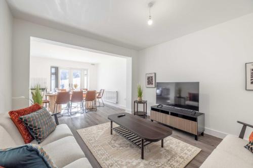 Slough House | Chic and Comfy 4 Bedroom Stay Baylis Road