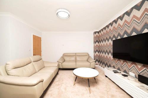 Yeading House | Chic and Spacious 3BR Family Home with Garden