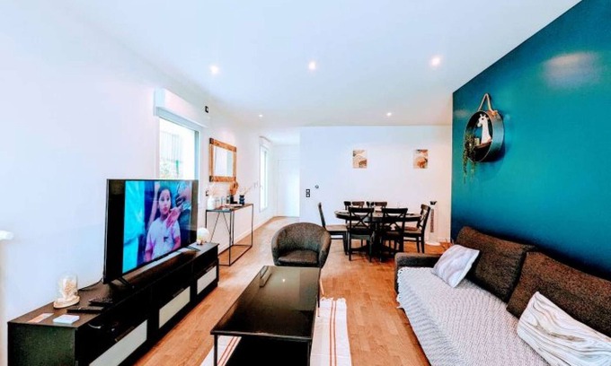 Clamart Apartment | Chic and spacious apart with parking and garden