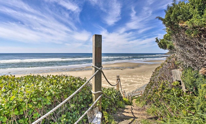 Yachats Apartment | Chic Beachfront Abode w/Balcony & Beach Access!