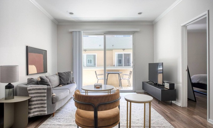 Beverly Grove Apartment | Chic Beverly Hills 1BR w/Gym, nr Groceries & Shopping, by Blueground
