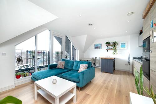 Tooting Apartment | Chic City 1 Bedroom Apartment with Balcony Views