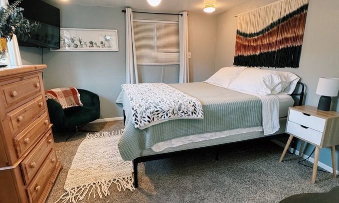 Medford Apartment | Chic & cozy 1 bedroom guest-house