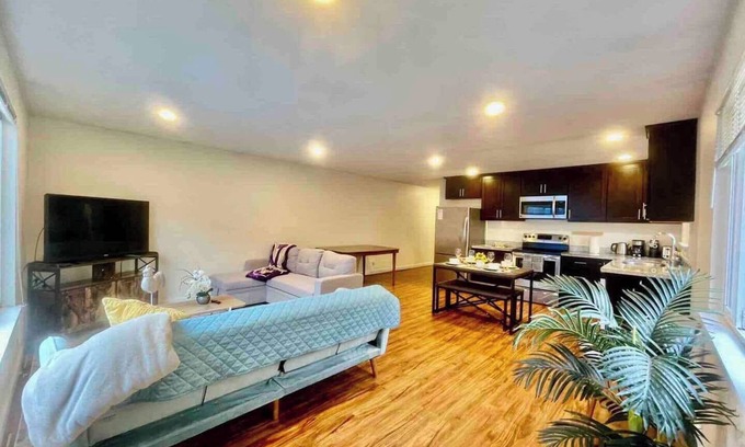 West Queen Anne House | Chic & Cozy 2BR/2BA in Queen Anne Comfortabl Stay