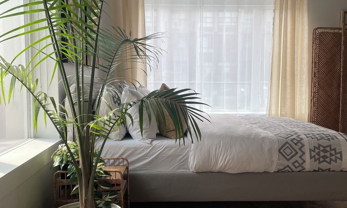 Lower Lonsdale Apartment | Chic & Cozy Condo North Vancouver 3+ Month Stay