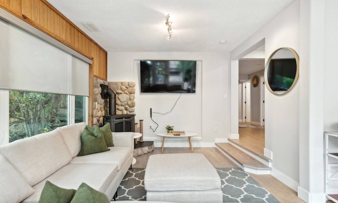 Bridlewood House | Chic DBL Suite Oasis with Hot Tub-Sleeps 15