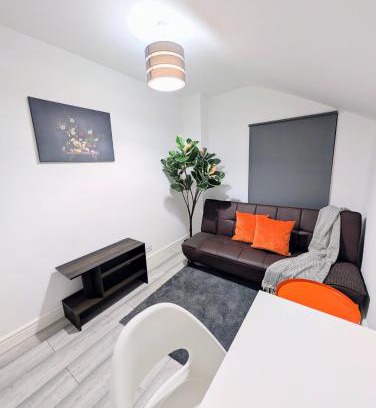 Wainscot Apartment | Chic En-suite Room with Office Garden and Parking New Renovation