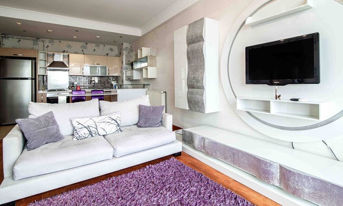 Kucukcekmece Apartment | Chic Flat with Kucukcekmece Lake View and Balcony