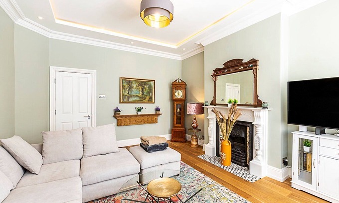 Ealing Common Apartment | Chic Garden Flat in Leafy Ealing