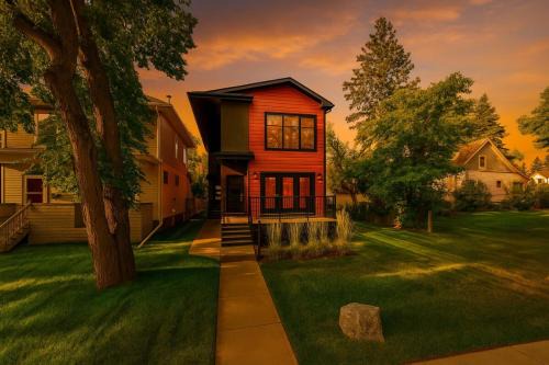 West Edmonton Apartment | Chic Hideaway-King Bed-Fireplace-DT-WEM-Garage