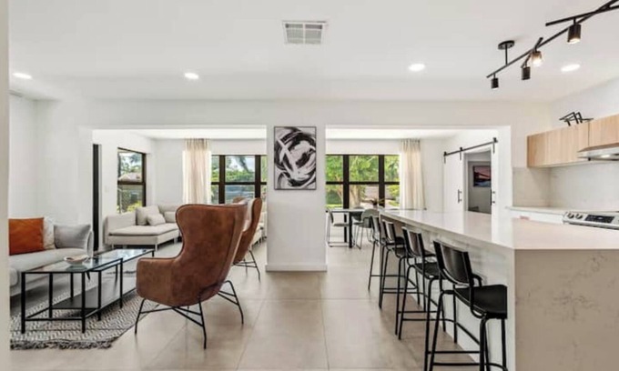 Victoria Park House | Chic House near Downtown & Beach