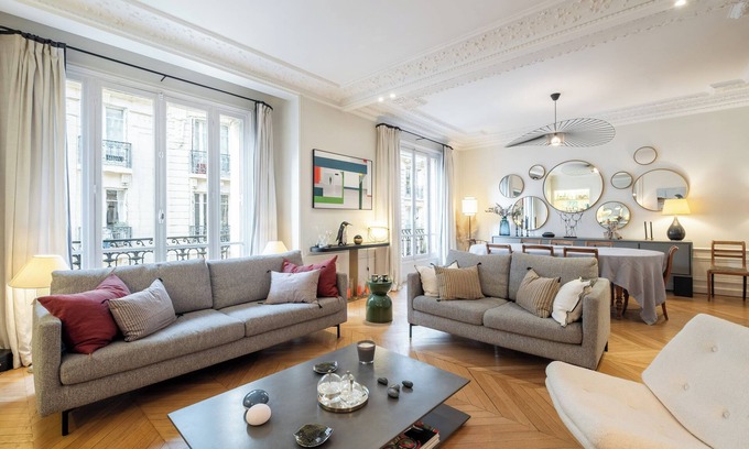 Neuilly-sur-Seine Apartment | Chic in Neuilly, by Veeve