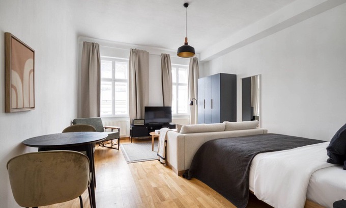 Josefstadt Apartment | Chic Josefstadt Studio w/Elevator, walk to bars, Metro U6, by Blueground