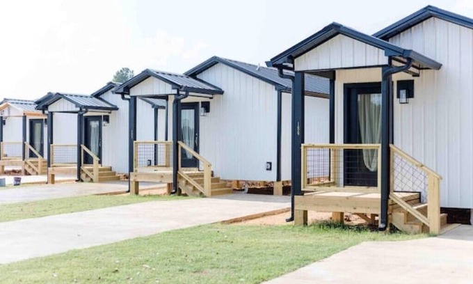 Lincoln House | Chic Lake Bungalow: 2 Queens, Deck, Lake Access #7nn