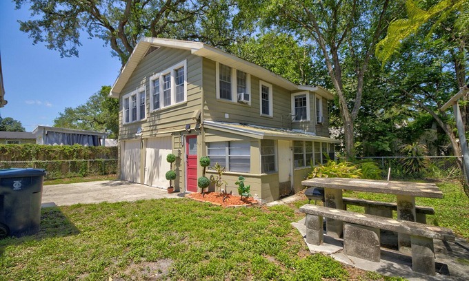 South Seminole Heights Apartment | Chic Loft in Heart of Tampa - Modern 2-Bed Retreat w/Shared Yard
