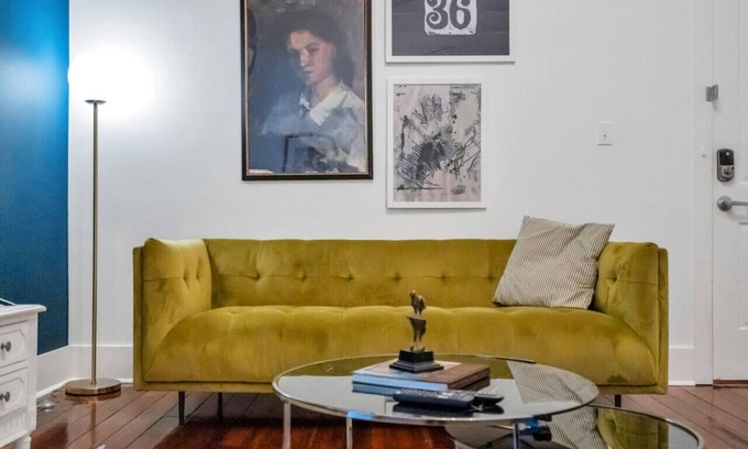 Faubourg Delachaise Apartment | Chic Magazine St. Apt | King Bed, Balcony, Parking