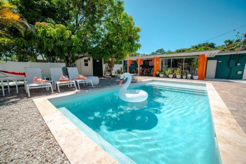 Edgewood House | Chic MangoTree villa Private Heated Pool