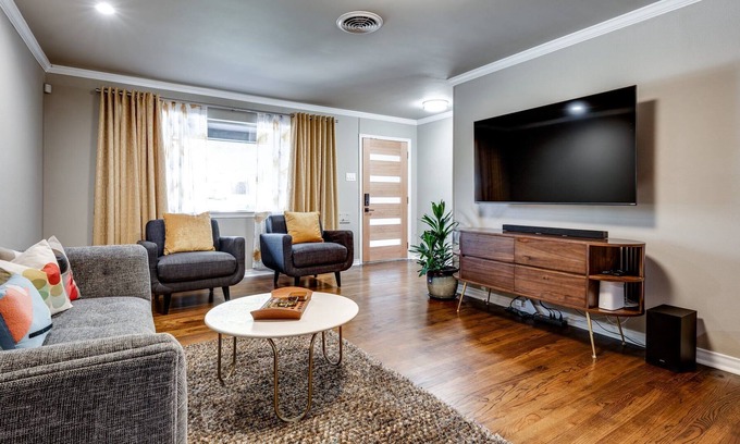 White Rock Hills House | Chic Mid-Century Modern w/pool, 10 min from downtown!