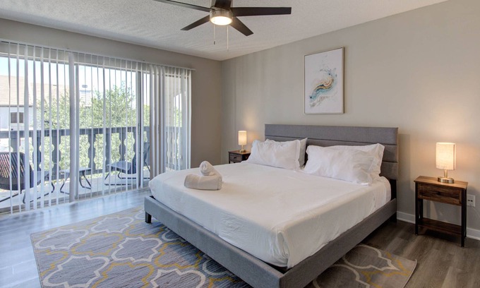 East Riverside - Oltorf Apartment | Chic, Modern 2B2B | King Beds, Fast WiFi, Gym,Pool