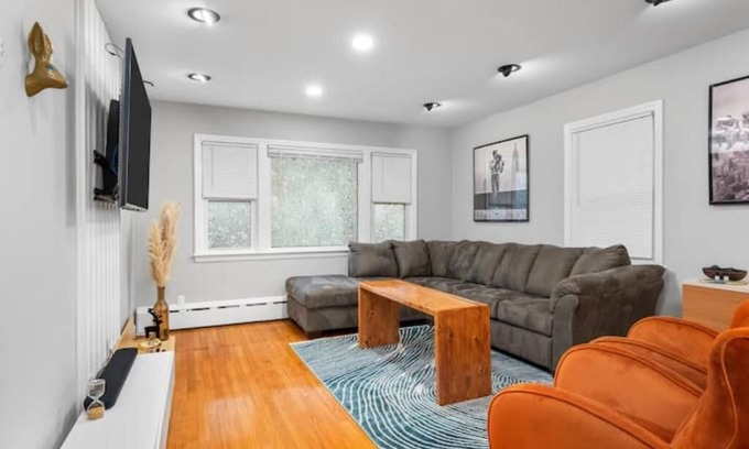 New Rochelle Apartment | Chic, Modern & Cozy~Walk to Train~Free Parking NYC