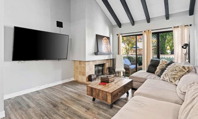 Arden-Arcade Condo | Chic Sacramento Condo w/ Pool, Balcony, Fireplace
