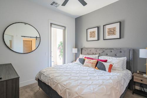 North Scottsdale Apartment | Chic & Serene ,Work Remotely in 5-Star Comfort 4003