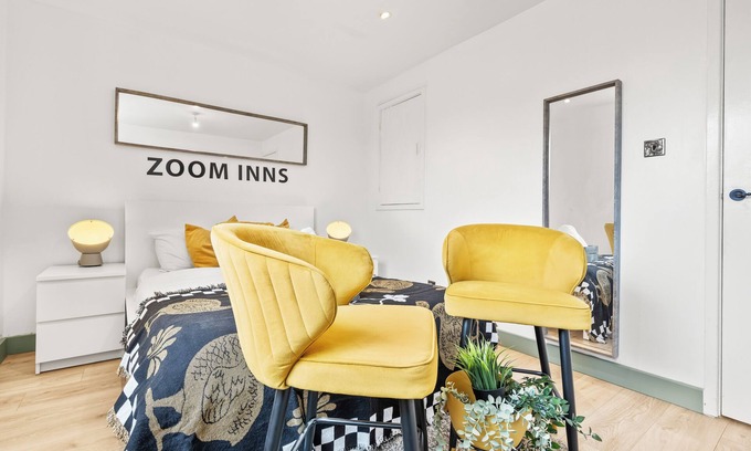 Birmingham House | Chic, Spacious Townhouse with Parking &Garden