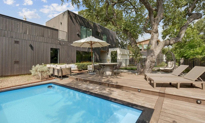 Riverside House | Chic Travis Heights Home + Pool - Chelsea Oak II