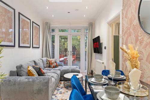 South Acton Apartment | Chic Urban Retreat in London - Sleeps 8