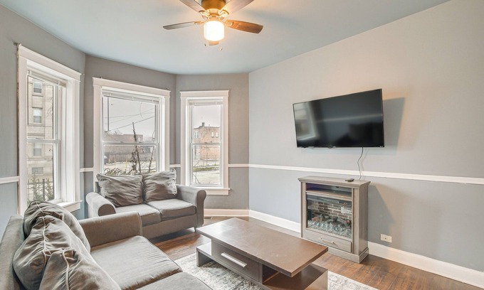 Greater Grand Crossing Apartment | Chicago Apt 3 Mi to Lake Michigan!