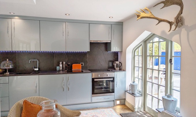 Chichester Cottage | Chichester Lodge - a cottage that sleeps 8 guests in 4 bedrooms