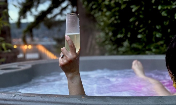 Erlands Point-Kitsap Lake Apartment | Chico Bay Inn Garden Suite: Hot Tub Kayaks Private Beach Lux King Bed