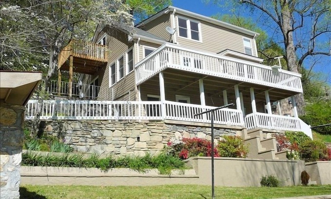 Bat Cave House | Chimney Rock Getaway minutes to State Park Wi-Fi, Game Room, Pet friendly, Kids