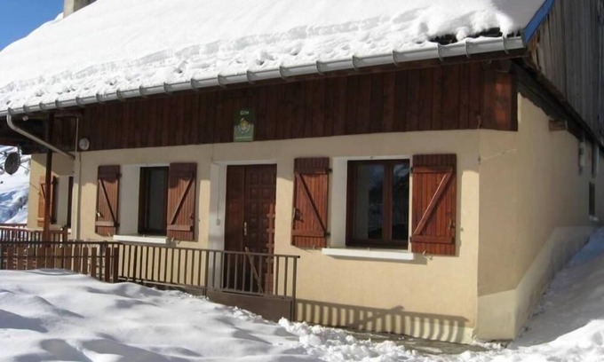 Saint-Jean-d'Arves Apartment | Chimney sweep in the hamlet of La Chal