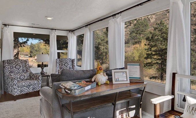 Green Mountain Falls Cabin | Chipita Park Cabin - pet friendly, quirky & comfy