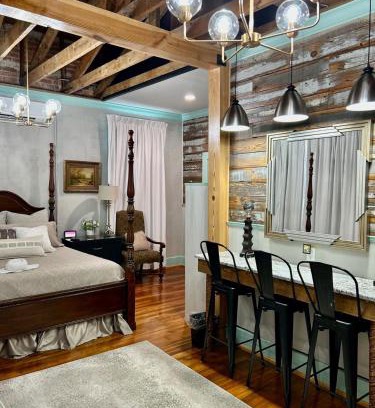 Carthage Hotel | Chipley's Squareview Inn