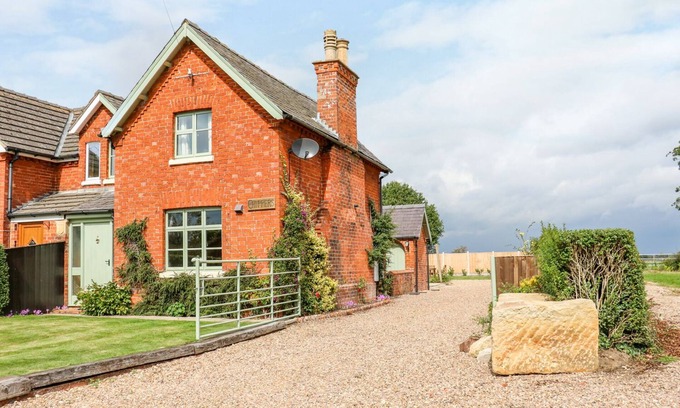 Woodhall Spa Cottage | CHIPPERS COTTAGE, pet friendly, with a garden in Woodhall Spa