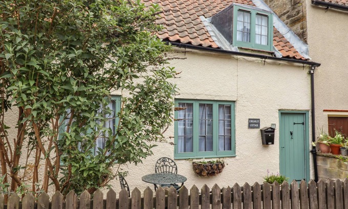 Ruswarp Cottage | CHOLMLEY COTTAGE, pet friendly, character holiday cottage in Ruswarp