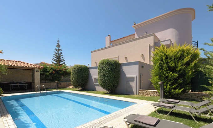 Sfakaki Apartment | Christina Villa I, Steps to Sandy Beach