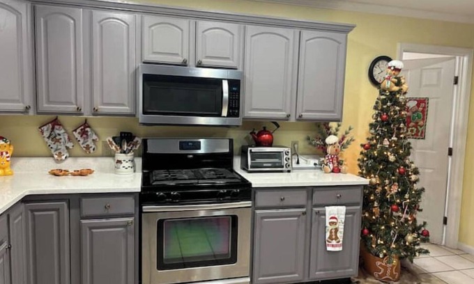 La Porte House | Christmas 365 !Spacious 5-bedroom house with WiFi and AC in peaceful La Porte