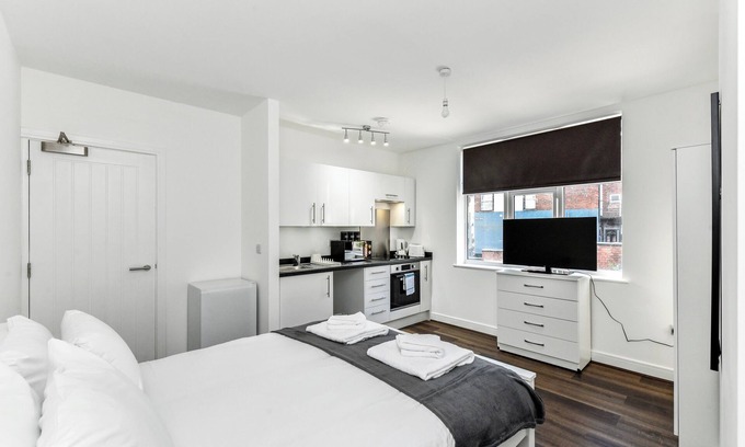 Nottingham Apartment | Church Street Flat 11: Minimalist Studio in Basford