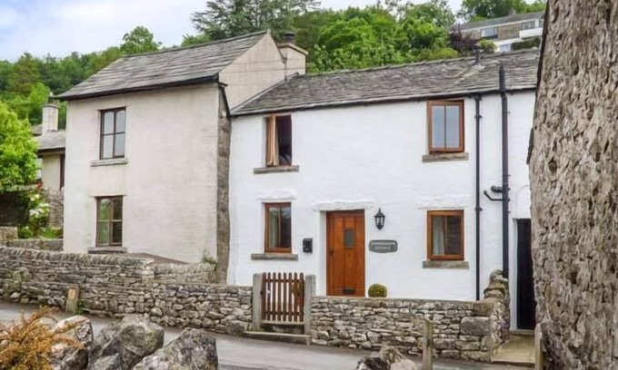 Levens Cottage | CINDERBARROW COTTAGE, family friendly, with a garden in Levens
